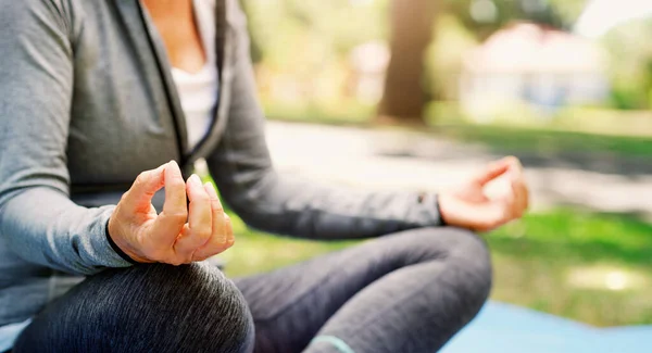 Kvinna Utomhus Yoga Och Meditation Med Lotus Pose Fitness Park — Stockfoto