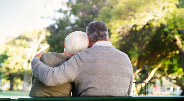 Hug Bench Senior Couple Outdoor Park Love Care Support Marriage — Stock Photo, Image