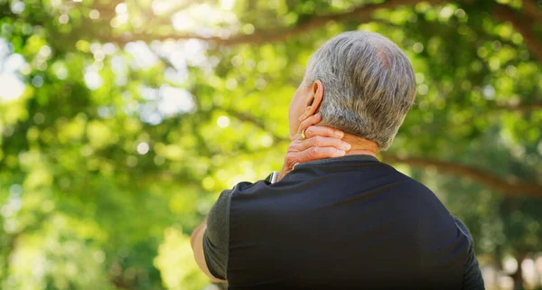 Achteraanzicht Van Senior Man Nekpijn Letsel Buiten Fibromyalgie Gezondheidsprobleem Gewrichtspijn — Stockfoto