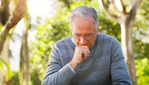 Depresja Park Starszy Mężczyzna Płaczą Siedząc Ławce Myśląc Problemie Zdrowia — Zdjęcie stockowe