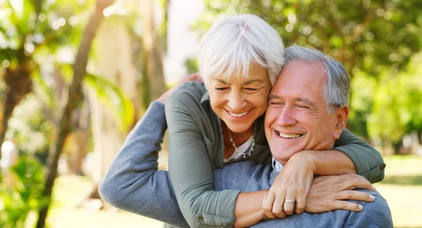 Amore Abbracci Coppia Anziana Giardino Insieme Cura Felicità Romanticismo Sorriso — Foto Stock