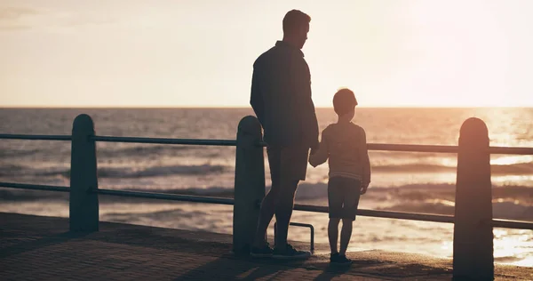 Silhouette Sonnenuntergang Und Ein Vater Hält Händchen Mit Seinem Sohn — Stockfoto