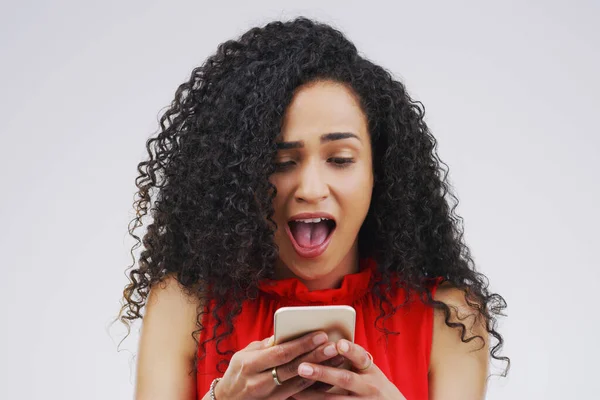 Jovem mulher sorrindo e rindo enquanto enviava mensagens de texto em um  telefone em casa mulher alegre conversando com seus amigos nas mídias  sociais navegando online e assistindo memes engraçados da internet
