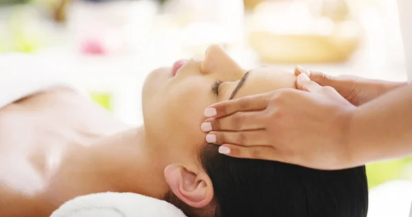 Kvinna Händer Och Sova Ansiktet Massage Spa För Zen Sjukgymnastik — Stockfoto