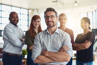 Mutlu iş adamı, portre ve kollar ofiste liderlik, yönetim ya da CEO ekibinde kesişti. Kendine güvenen iş adamları ya da takım çalışmasına gülümseyen profesyonel kişiler ya da iş yerindeki bizler..