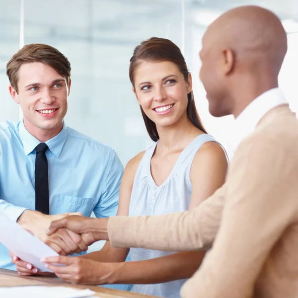 商务人员 握手及在办公室进行招聘 招聘或建立合作关系 在工作场所招聘过程中与员工握手问候语或自我介绍 — 图库照片