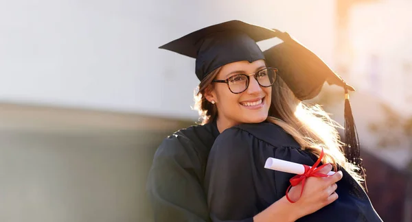 Freunde Studenten Und Umarmungen Beim Abschluss Mit College Oder Universitätsfrauen — Stockfoto