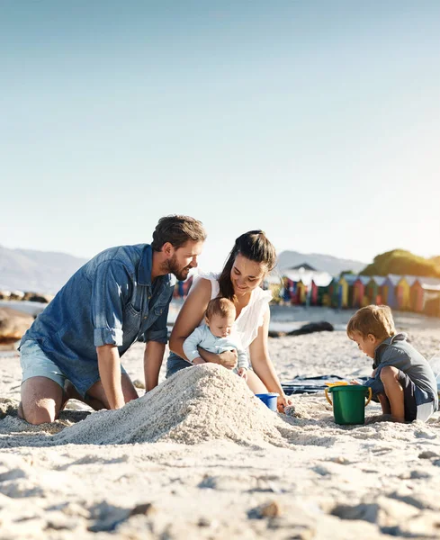Sandburg Urlaub Und Kinder Strand Mit Familie Liebe Und Unterstützung — Stockfoto
