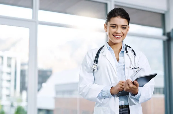 Retrato Médico Mujer Feliz Con Tableta Hospital Para Investigación Telesalud — Foto de Stock