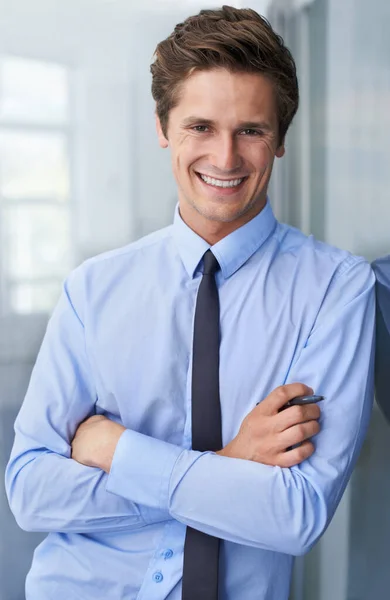 Braços Cruzados Sorriso Retrato Homem Profissional Consultor Negócios Agente Feliz — Fotografia de Stock