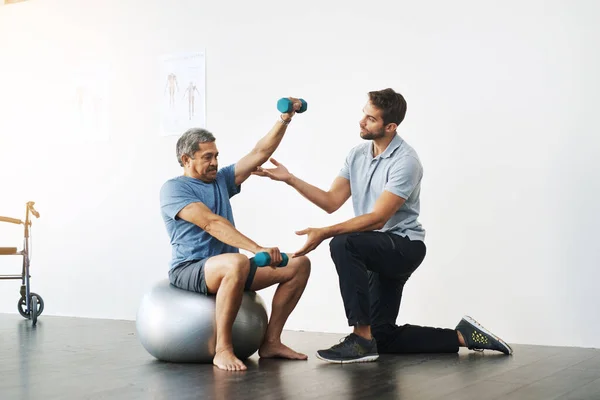 理疗和与医生及老人一起锻炼 以促进康复 训练和平衡 老年人和理疗师在咨询 肌肉或帮助方面的健康 疼痛和康复 — 图库照片