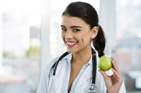 Lekarz Portret Szczęśliwa Kobieta Jabłkiem Dla Odżywiania Zdrowej Diety Lub — Zdjęcie stockowe