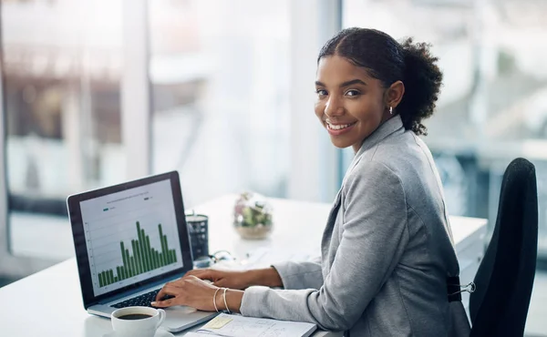 Gráfico Laptop Retrato Mulher Negócios Trabalhando Fazendo Estratégia Financeira Para — Fotografia de Stock