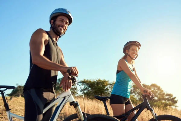Glückliches Paar Natur Fahren Und Radfahren Den Bergen Für Fitness — Stockfoto