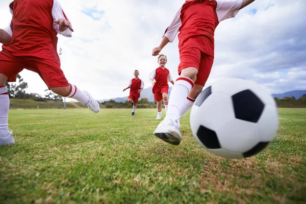 Löpning Lagarbete Och Närbild Med Barn Och Fotboll Plan För — Stockfoto