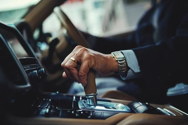 Οδήγηση Αυτοκίνητο Και Γρανάζι Χέρι Του Ανθρώπου Για Χειροκίνητο Μεταφορά — Φωτογραφία Αρχείου