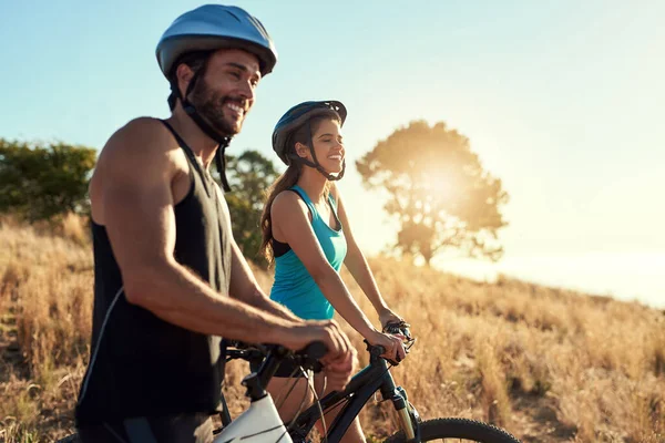 Glückliches Paar Natur Und Radfahren Den Bergen Für Fitness Und — Stockfoto