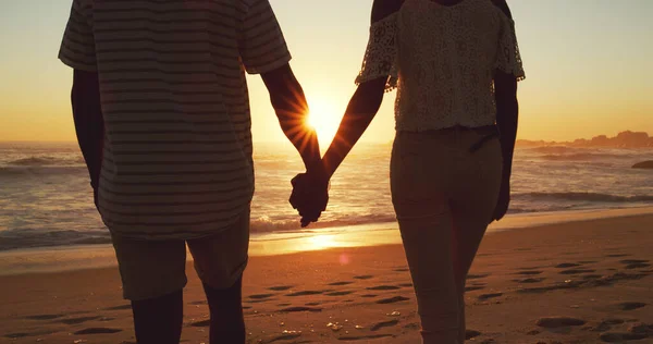 Couple Holding Hands Beach Sunset Ocean Back View Vacation Travel — Stock Photo, Image