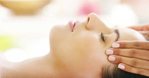 Žena Ruce Obličej Spící Lázeňské Masáži Pro Zen Fyzioterapii Nebo — Stock fotografie