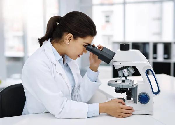 医学研究のための研究室で顕微鏡を持つ科学者 研究と女性 サンプル分析 粒子テスト 実験室実験のためのスコープ機器を備えた専門的 科学的 女性医師 — ストック写真