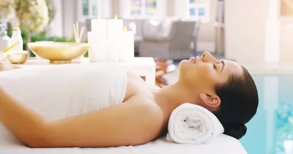 Mulher Relaxar Massagem Cama Spa Para Zen Fisioterapia Bem Estar — Fotografia de Stock