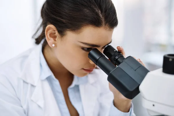 Badania Kobieta Naukowiec Mikroskopem Laboratorium Badań Medycznych Opieka Zdrowotna Nauka — Zdjęcie stockowe
