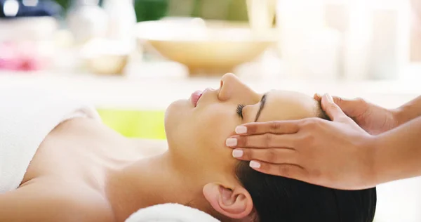 Mulher Mãos Rosto Massagem Salão Para Zen Fisioterapia Bem Estar — Fotografia de Stock