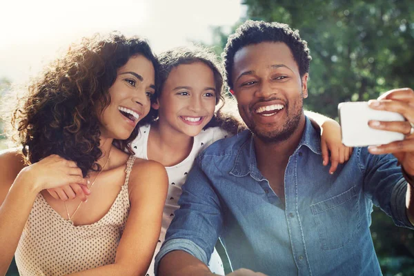 Famiglia Selfie Giardino Con Mamma Papà Bambino Insieme Felicità Sorriso — Foto Stock