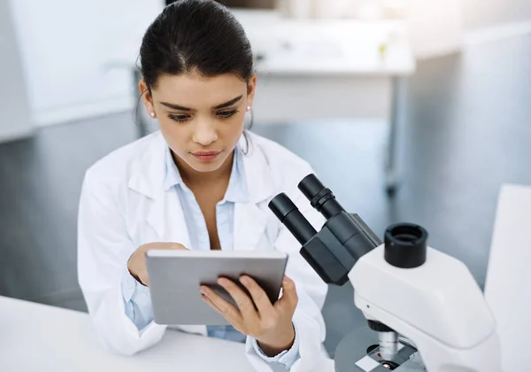 オンライン医学研究のための研究室でタブレットを持つ研究 科学者や女性 ウェブサイト チェック結果または分析のためのタッチスクリーンを備えた技術 女性医師 — ストック写真