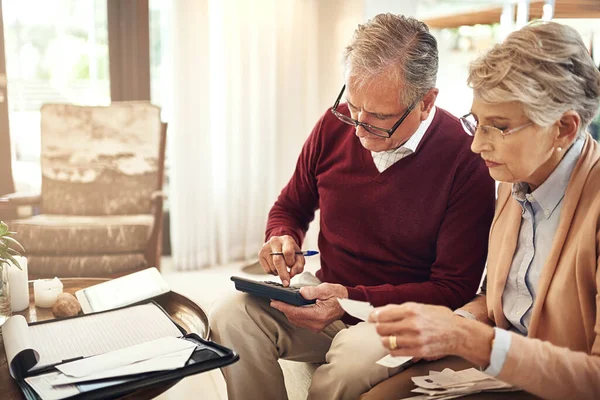 计算器和预算与一对老夫妇在家里为退休或养恤金规划 为获得财务保险而在家中与老年男女一起的债务帐单 金钱或投资 — 图库照片
