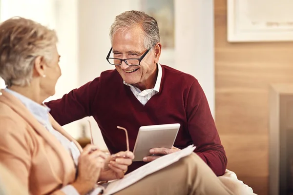 Financiën Verzekering Tablet Met Een Oud Echtpaar Huis Voor Pensionering — Stockfoto