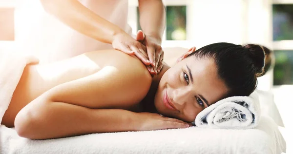 Donna Felice Relax Massaggio Alla Spa Sano Benessere Cura Della — Foto Stock
