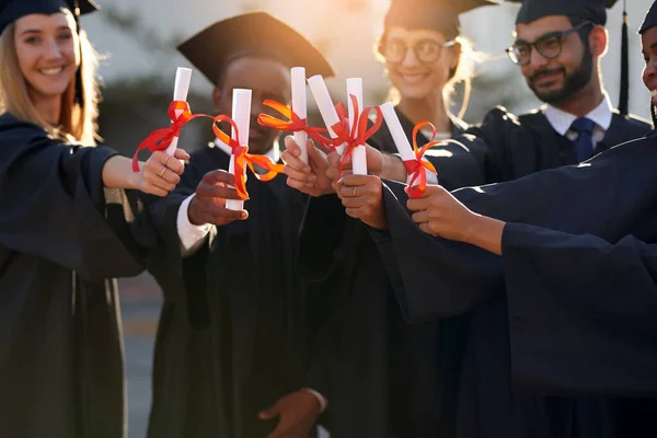 Graduación Estudiantes Diploma Manos Amigos Universitarios Universitarios Juntos Diversidad Hombres — Foto de Stock