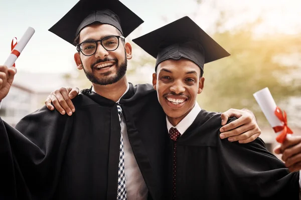 Amigos Graduación Retrato Estudiantes Universitarios Con Diploma Felicidad Aire Libre —  Fotos de Stock