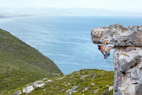 Escalada Montanha Uma Mulher Pendurada Penhasco Com Corda Para Aventura — Fotografia de Stock