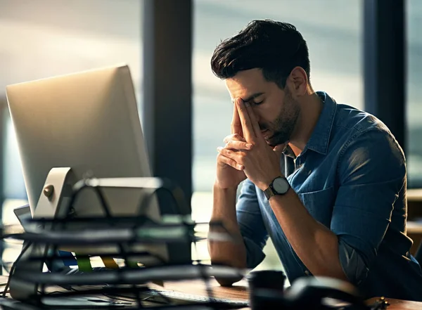 Stres Ból Głowy Zmęczenie Biznesmenem Swoim Biurze Siedzącym Przy Biurku — Zdjęcie stockowe