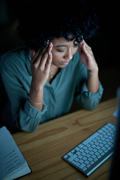 Jak Mam Zrobić Młoda Bizneswoman Wyglądająca Zestresowaną Podczas Korzystania Komputera — Zdjęcie stockowe