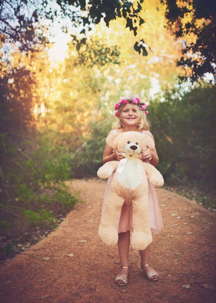 Μας Αρέσει Πηγαίνουμε Βόλτες Ένα Χαρούμενο Κοριτσάκι Κρατάει Ένα Αρκουδάκι — Φωτογραφία Αρχείου