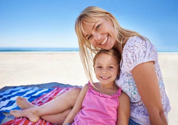 Hanging Out Mom Portrait Mother Sitting Her Daughter Beach — Stock Photo, Image