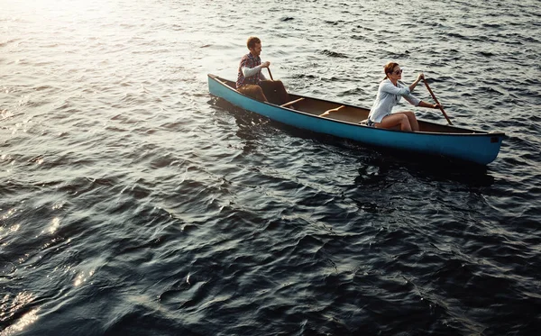 Stress Free Zone Young Couple Rowing Boat Out Lake — Stock Photo, Image