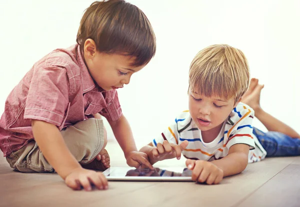 Tableta Aprendizaje Niños Jugando Juntos Hogar Familiar Para Diversión Educación —  Fotos de Stock