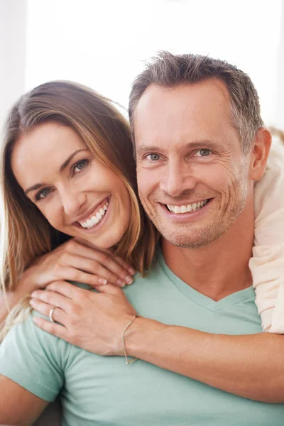 Portret Uśmiech Para Związkiem Uścisk Miłość Małżeństwem Więź Wsparcie Twarz — Zdjęcie stockowe