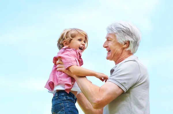Sorria Levantando Brincalhão Com Avô Neto Para Vínculo Tempo Carinhoso — Fotografia de Stock