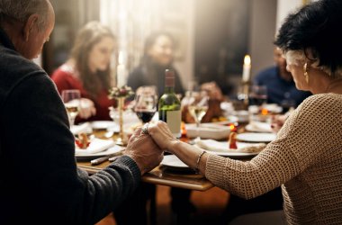 Yemek, Şükran Günü ve aile ile yemek masasında el ele tutuşmak. Tatil, dua ya da ibadet için. Nezaket, akşam yemeği ve aşk için dua eden insanlara kutlama, destek ve minnettarlık.