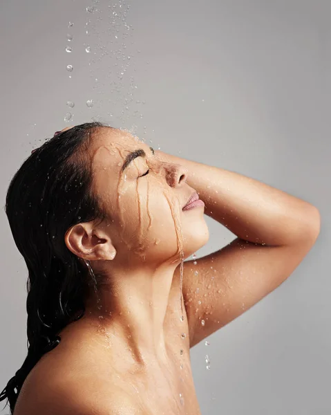 Salpicadura Agua Ducha Cara Mujer Estudio Sobre Fondo Gris Para — Foto de Stock