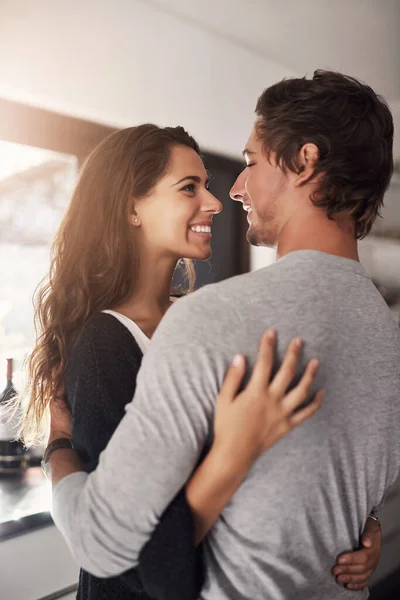 Mujer Feliz Hombre Abrazo Apartamento Para Amor Cuidado Tiempo Calidad —  Fotos de Stock