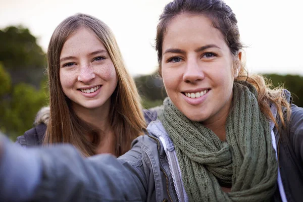 Selfie Aan Berghelling Twee Aantrekkelijke Jonge Vrouwen Het Nemen Van — Stockfoto