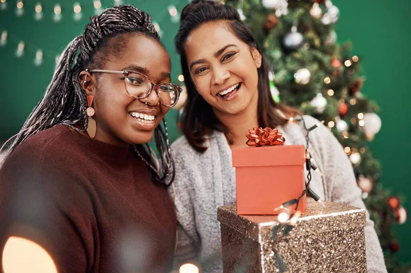 Regaló Mejor Amistad Vida Retrato Dos Jóvenes Felices Celebrando Navidad —  Fotos de Stock