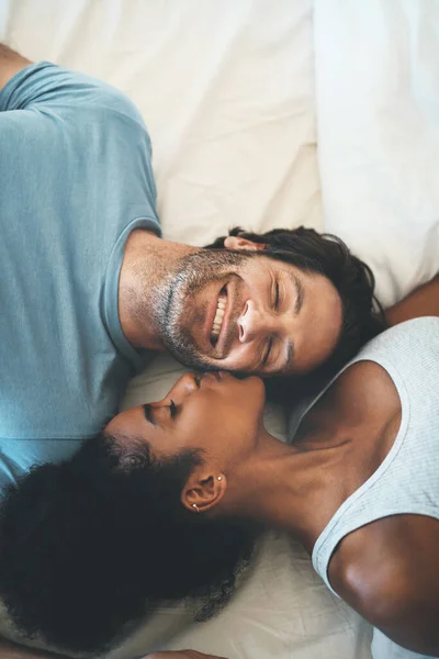 인종간의 부부이며 아침의 에서의 사랑을 위하여 긴장을 보살핌 애정때문에 침실에 — 스톡 사진