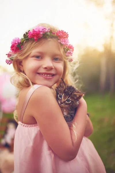 Δεν Είμαστε Πιο Χαριτωμένοι Ποτέ Ένα Χαρούμενο Κοριτσάκι Κρατάει Ένα — Φωτογραφία Αρχείου